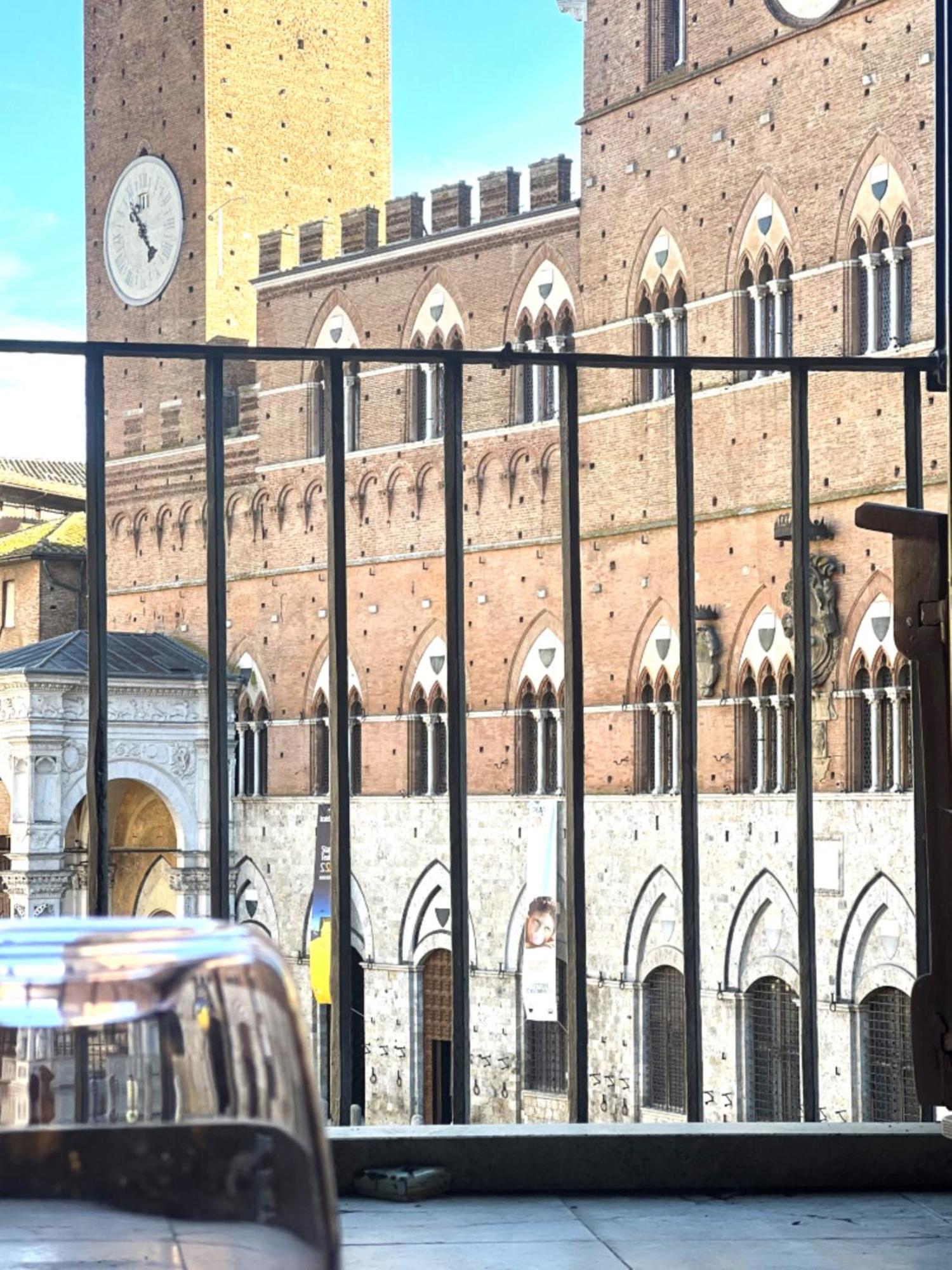 The Balcony Suite - Affaccio Su Piazza Del Campo Siena Bagian luar foto